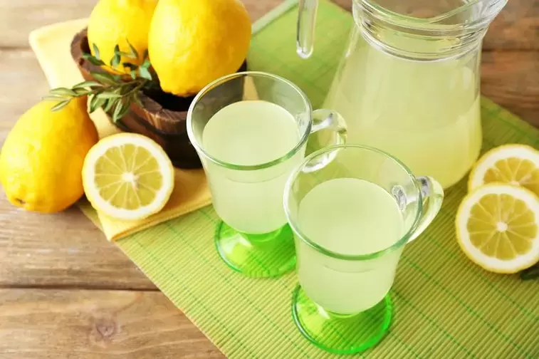 Zitronenwasser für Trinkdiät
