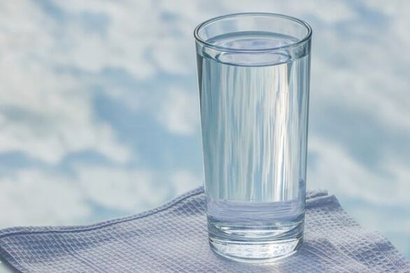 ein Glas Wasser für eine faule Diät
