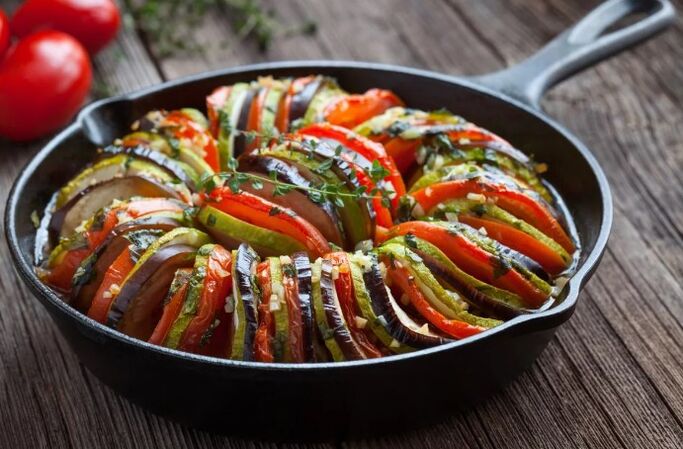 Mit Tomaten und Zucchini garnieren